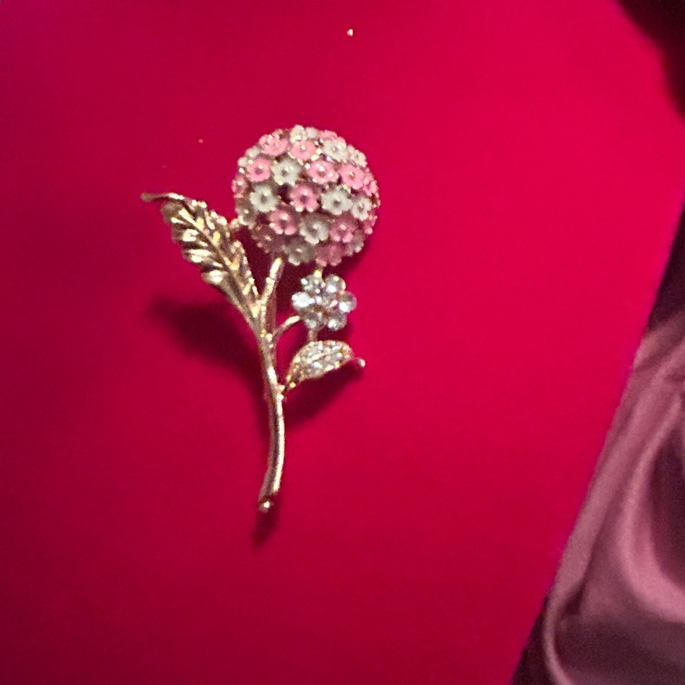 Vintage Elegant lilac Brooch in Gold and Pink